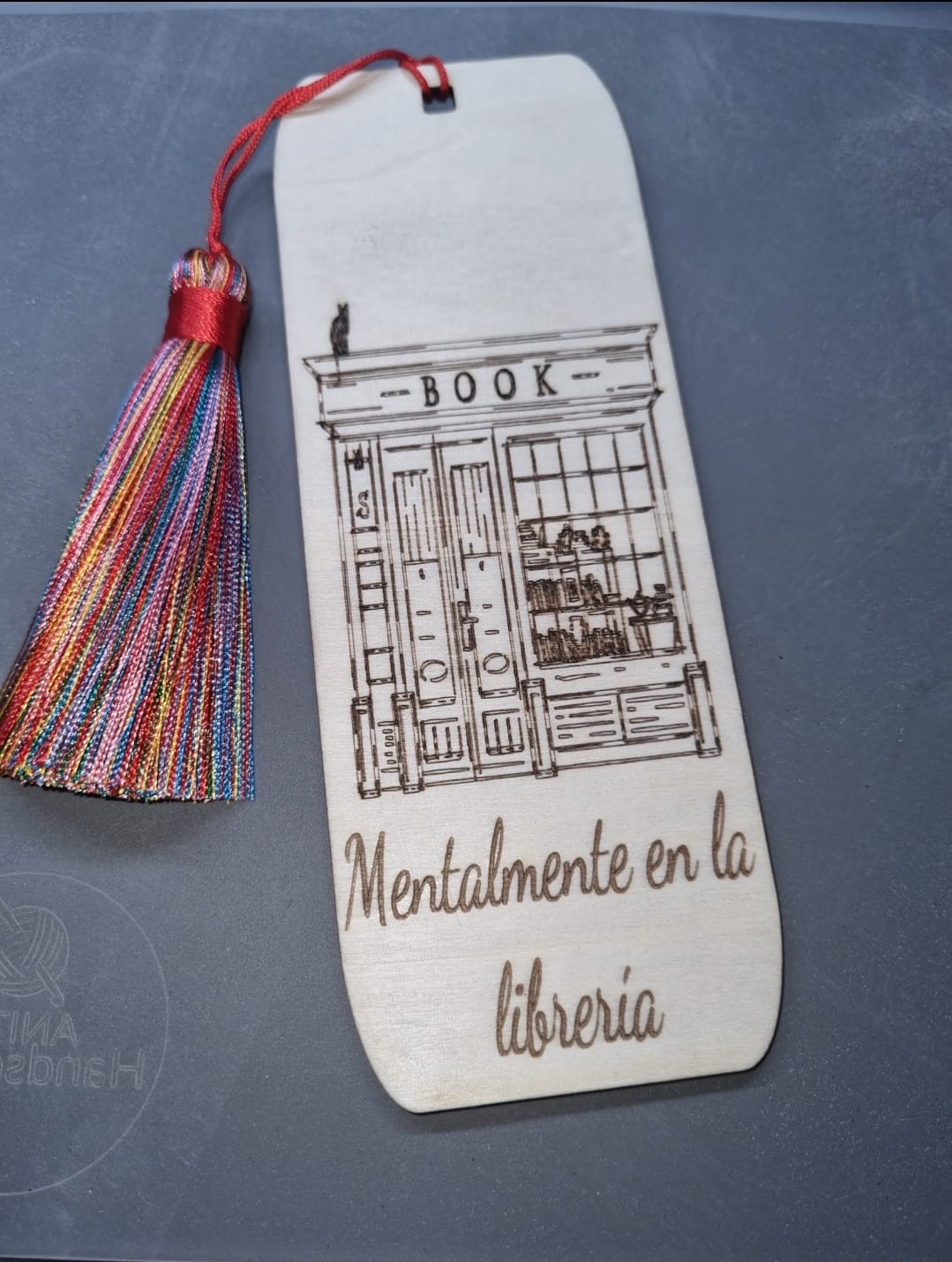 Marcapaginas de madera Mentalmente en la librería